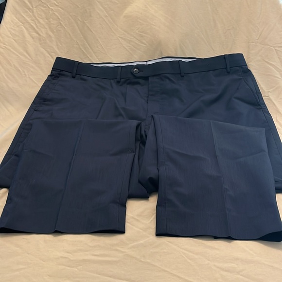 Roundtree & Yorke Travel Smart dress pants. Navy 46 waist 32 inseam - Picture 2 of 5